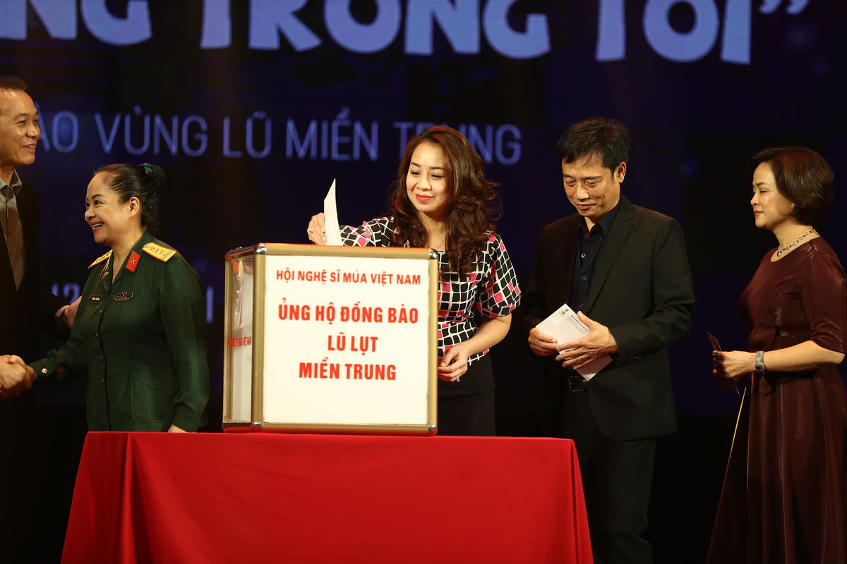 Các nghệ sĩ, khán giả ủng hộ đồng bào miền Trung tại chương trình.  Ảnh: Nguyễn Mạnh Quang.