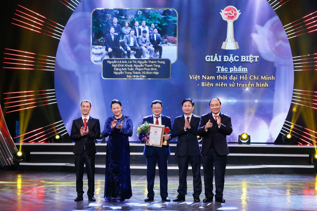 Thủ tướng Nguyễn Xuân Phúc và Chủ tịch Quốc hội Nguyễn Thị Kim Ngân trao Giải Đặc biệt cho nhóm tác giả. Ảnh: Quang Vinh.