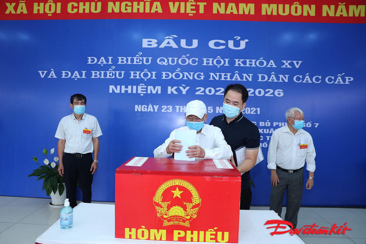 Với sự đồng hành của cháu nội, cử tri Lại Cao Linh (91 tuổi) cư dân chung cư NO3T5 có mặt để bỏ những lá phiếu của mình.