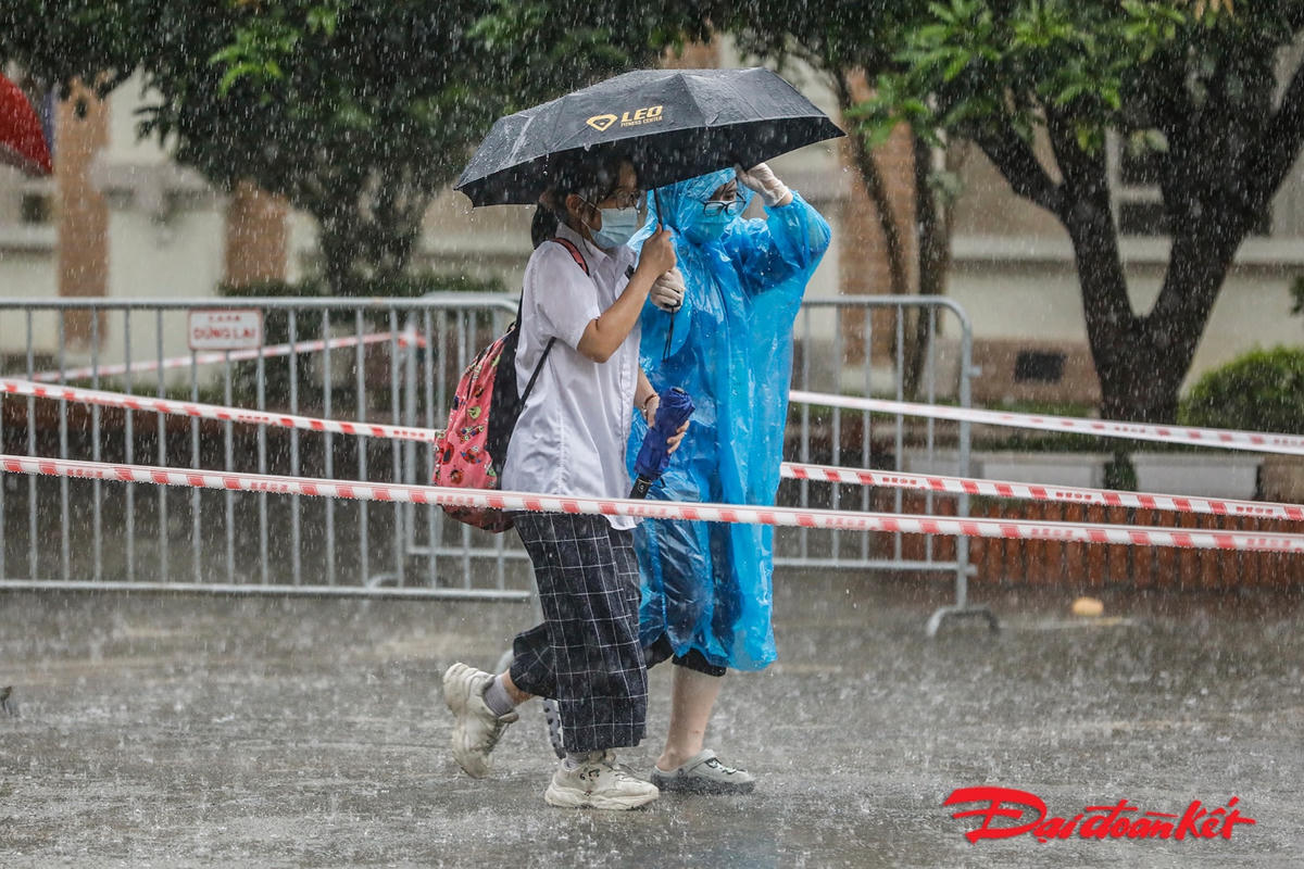 Đoàn thanh niên phường Mai Dịch, Cầu Giấy, Hà Nội đã đến điểm thi hỗ trợ các thí sinh trong mưa lớn.