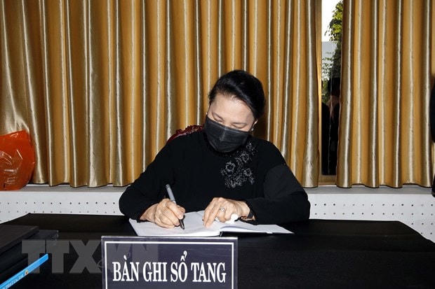 Chủ tịch Quốc hội Nguyễn Thị Kim Ngân ghi sổ tang viếng nguyên Phó Thủ tướng Trương Vĩnh Trọng. Ảnh: Thanh Vũ/TTXVN.