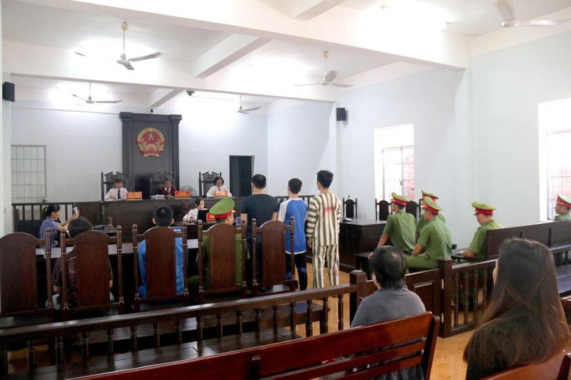 Tòa thẩm vấn các bị cáo.