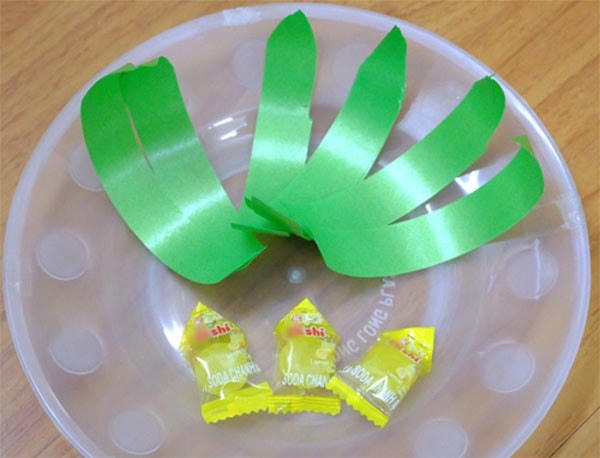 Chuẩn bị kẹo và ruy băng.