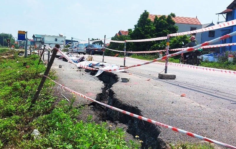 Phần mái đê Hữu Đáy, đoạn qua xã Đồng Quang (huyện Quốc Oai) bị sụt lún.