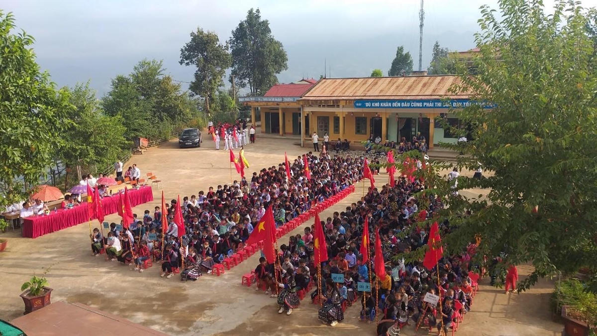 Học sinh trường THPT Mù Cang Chải bước vào năm học mới.