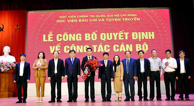 Lãnh đạo Học viện Chính trị quốc gia Hồ Chí Minh và lãnh đạo, nguyên lãnh đạo, cán bộ chủ chốt Học viện Báo chí và Tuyên truyền tặng hoa chúc mừng PGS.TS Trần Thanh Giang.