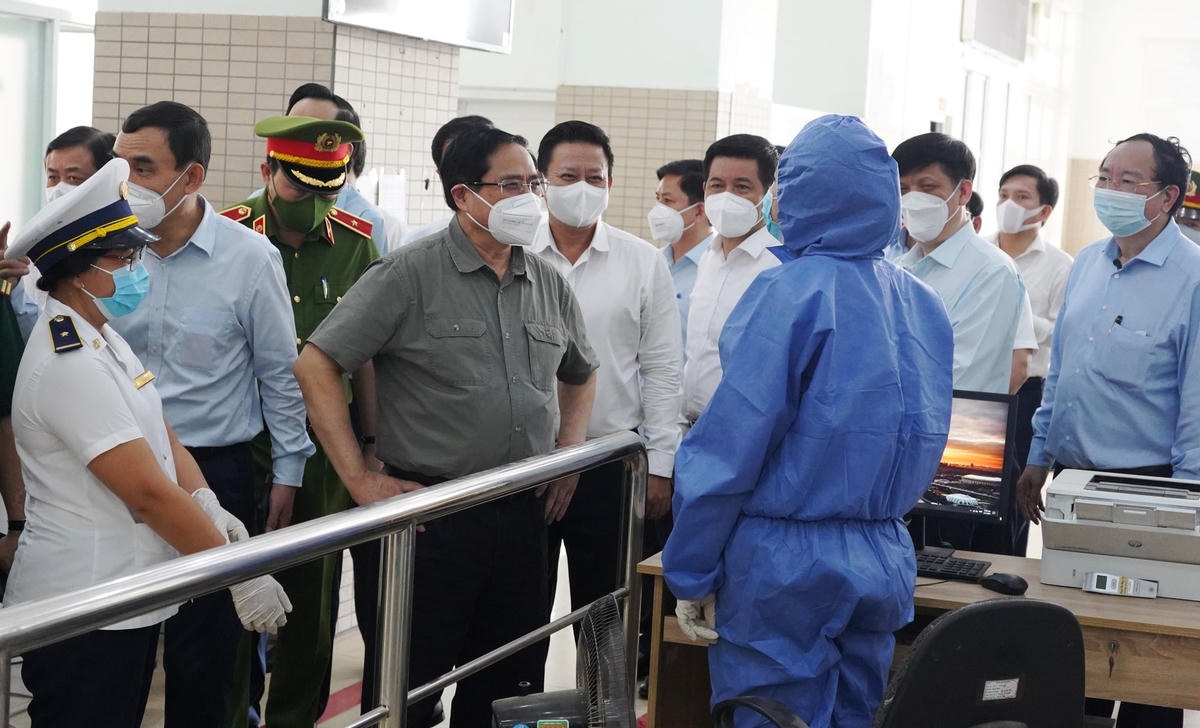 Thủ tướng Chính phủ Phạm Minh thăm hỏi, động viên một đơn vị chống dịch tại cửa khẩu Mộc Bài (tỉnh Tây Ninh).