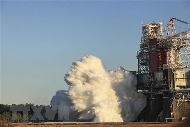 Vụ thử nghiệm động cơ tên lửa của Hệ thống Phóng Không gian (SLS) tại Trung tâm Vũ trụ Stennis ở bang Mississippi, Mỹ ngày 16/1/2021. Ảnh: AFP/TTXVN  