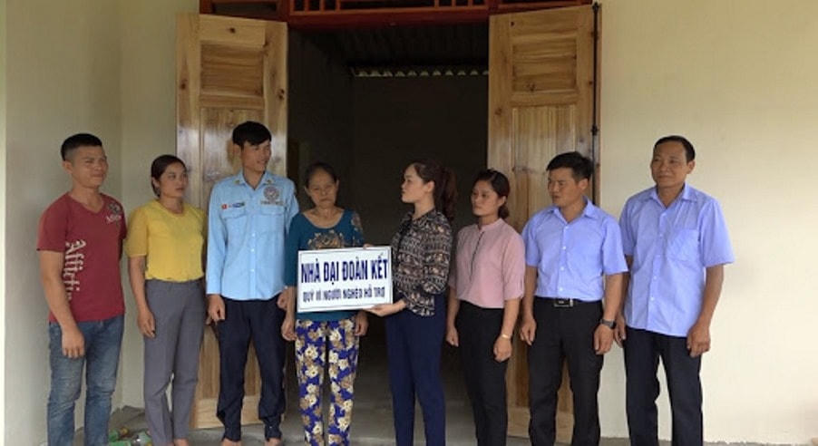 Đại diện Mặt trận tỉnh Cao Bằng trao nhà Đại đoàn kết cho người nghèo.