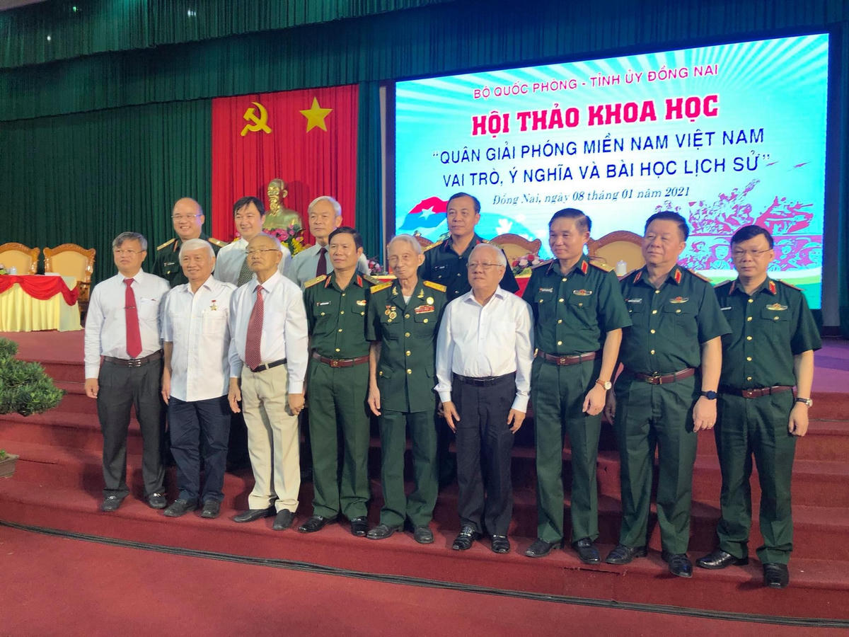 Các đại biểu Bộ Quốc phòng và lãnh đạo, nguyên lãnh đạo tỉnh thành chụp ảnh lưu niệm tại Hội thảo.