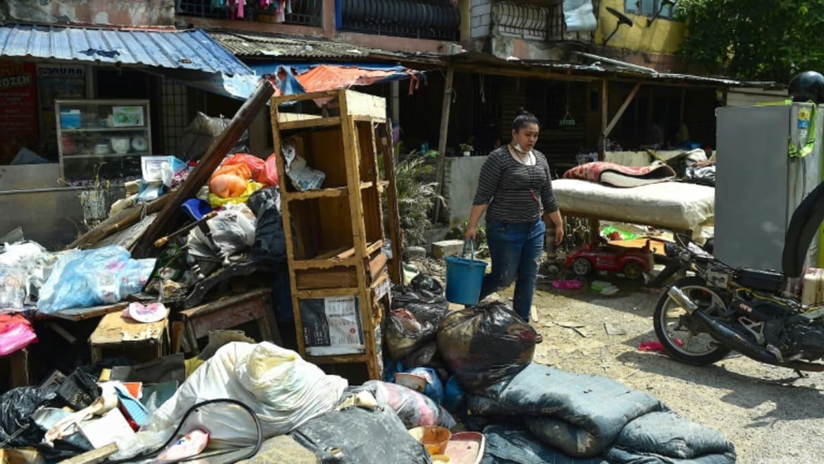 Tàn dư của trận lũ lụt ‘trăm năm có một’ rất khó để người dân Malaysia xử lý nhanh chóng. Ảnh: CNA.