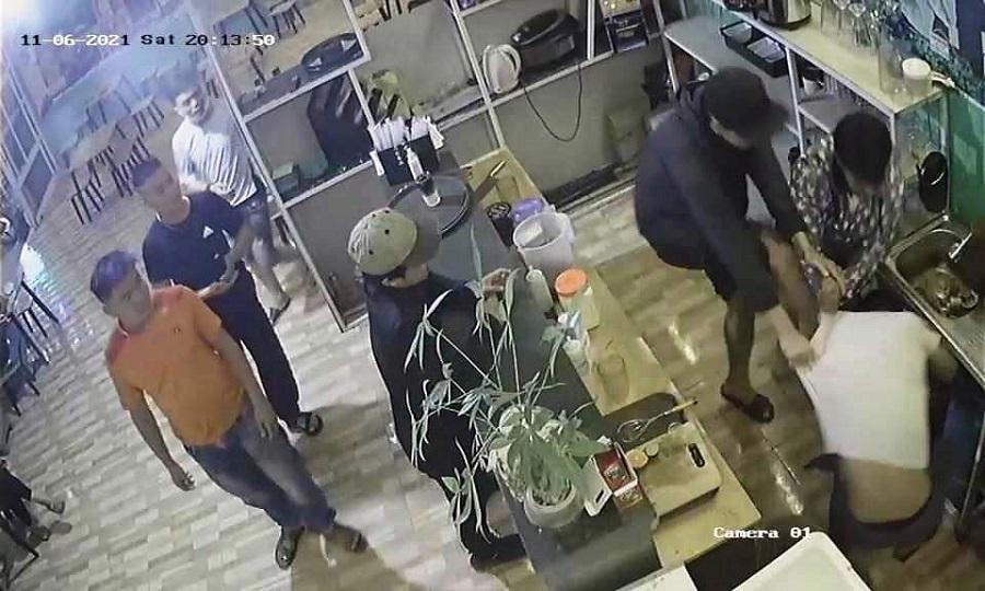 Hình ảnh Bùi Văn Tư và Nguyễn Đình Hòa đánh đập anh H. được camera ghi lại.