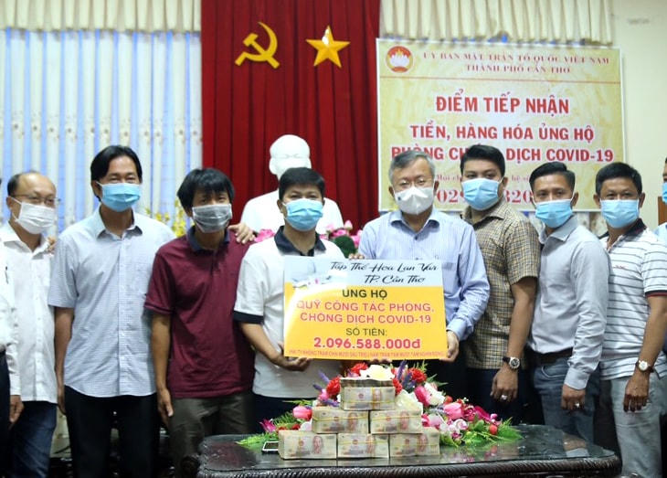 Các thành viên hội chơi lan đột biến Cần Thơ trao số tiền ủng hộ.