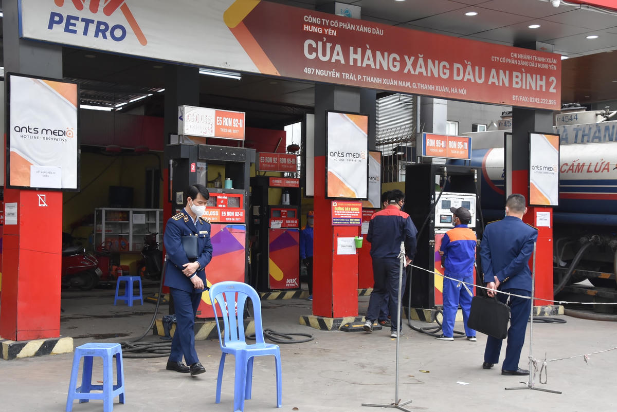 Lực lượng chức năng đang tiến hành kiểm tra, xử lí...