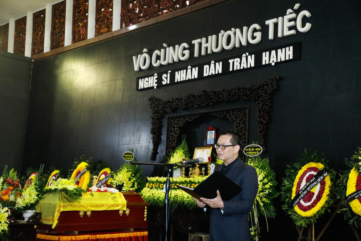 NSND Trung Hiếu đọc điếu văn.