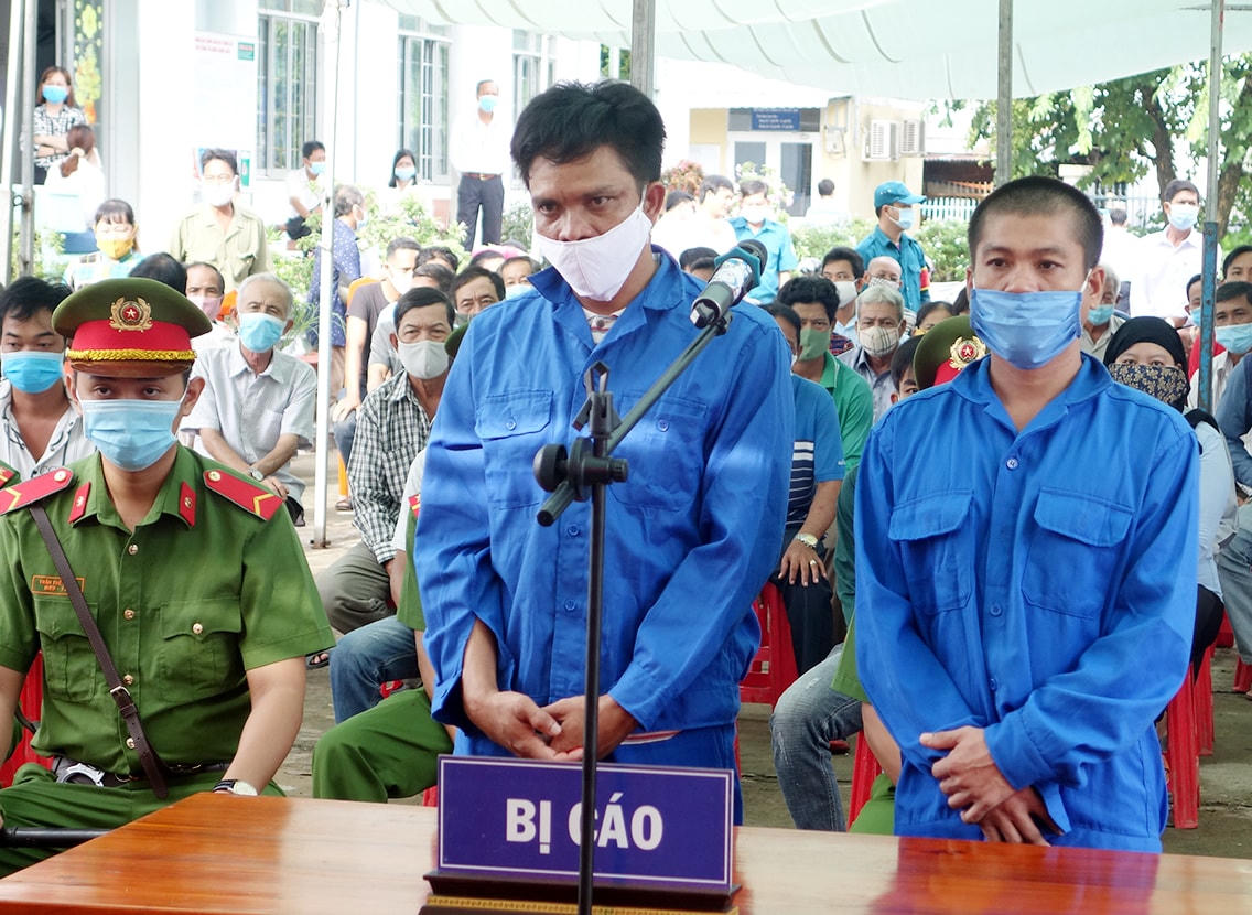 Bị cáo Phương và Sa Lem tại phiên toà.