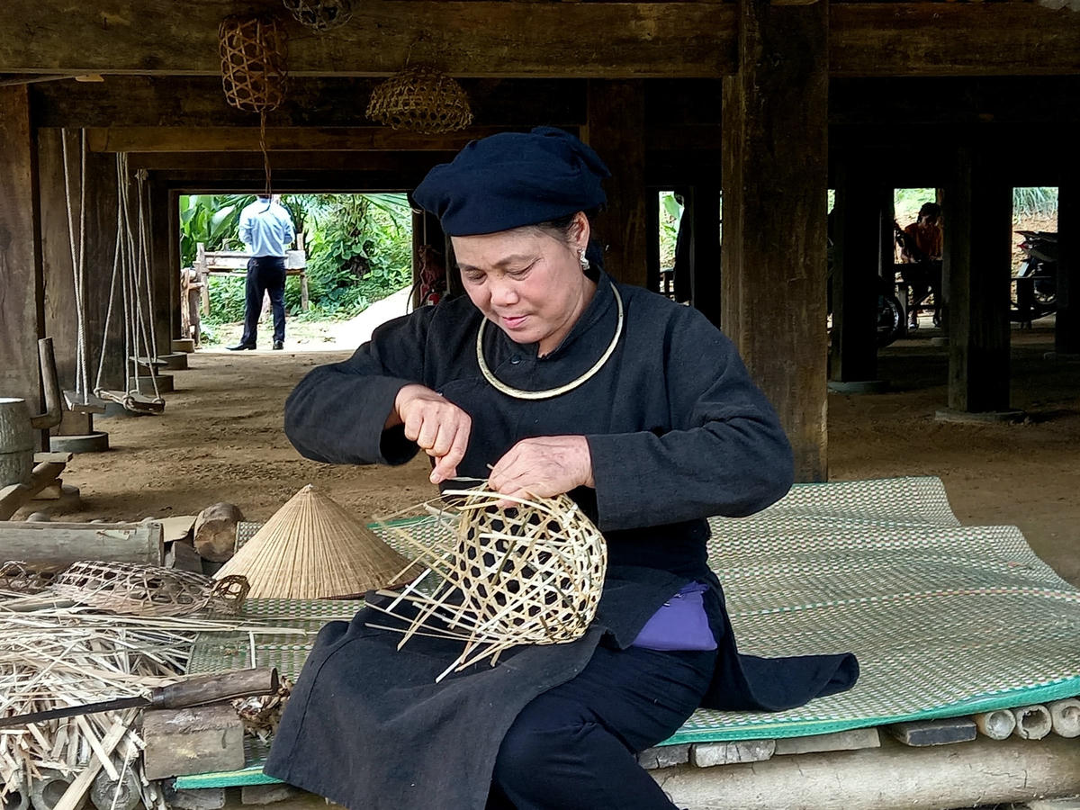 Bà con dân tộc Tày ở “Ngôi nhà chung”.