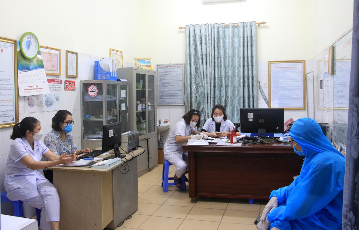 Cán bộ Y tế Cẩm Phả rà soát các trường hợp liên quan.