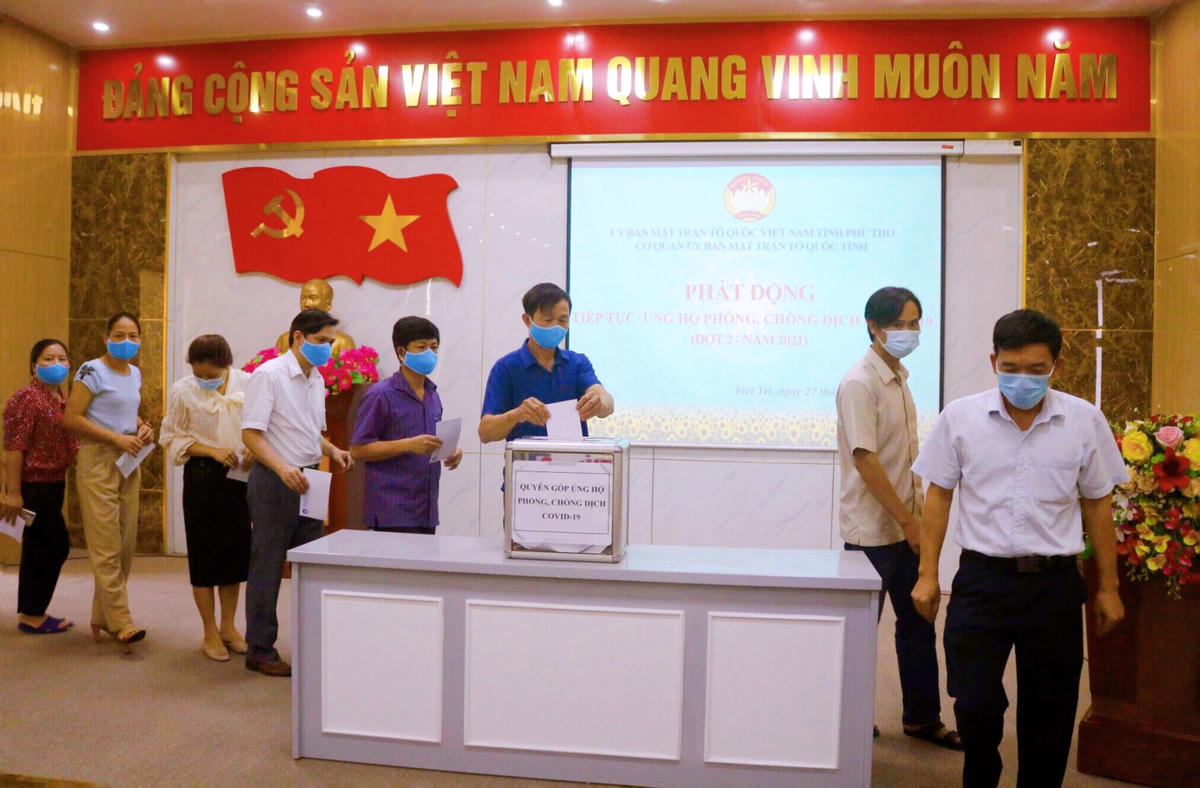 Người lao động hai cơ quan quyên góp ủng hộ phòng chống dịch Covid-19.