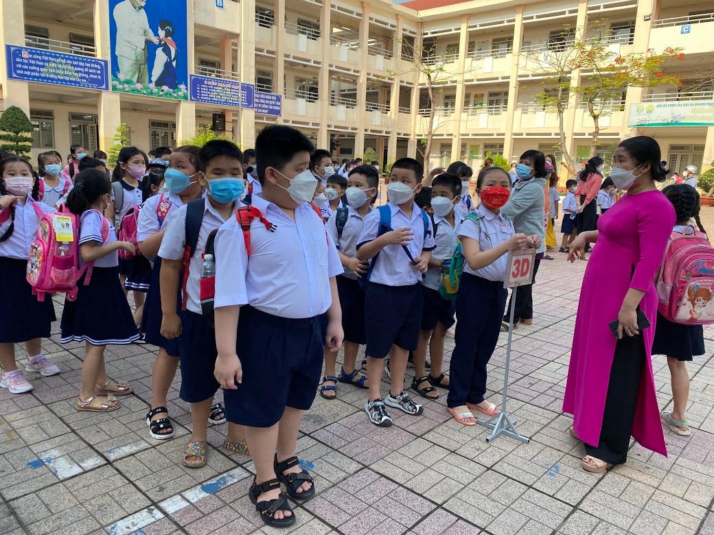 Hầu hết học sinh đều phấn khới, vui vẻ khi được tới trường cùng bạn bè, thầy cô giáo.