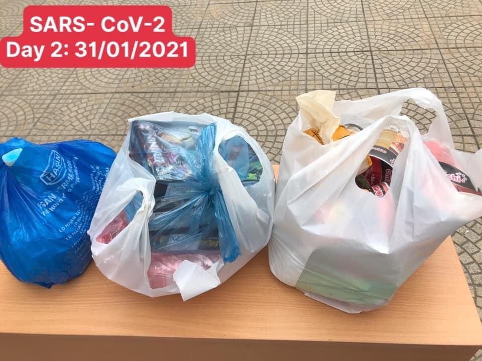 Chị T.B.N. chỉ gửi một ít đồ ăn vặt, đồ chơi và sách truyện cho con. Nguồn: T.B.N.