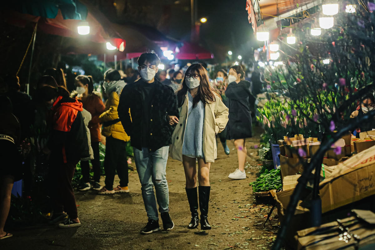 Đa phần hành khách đến chợ mua hoa đều là những bạn trẻ vừa đến mua hoa, ngắm hoa và tận hưởng không khí nhộn nhịp.
