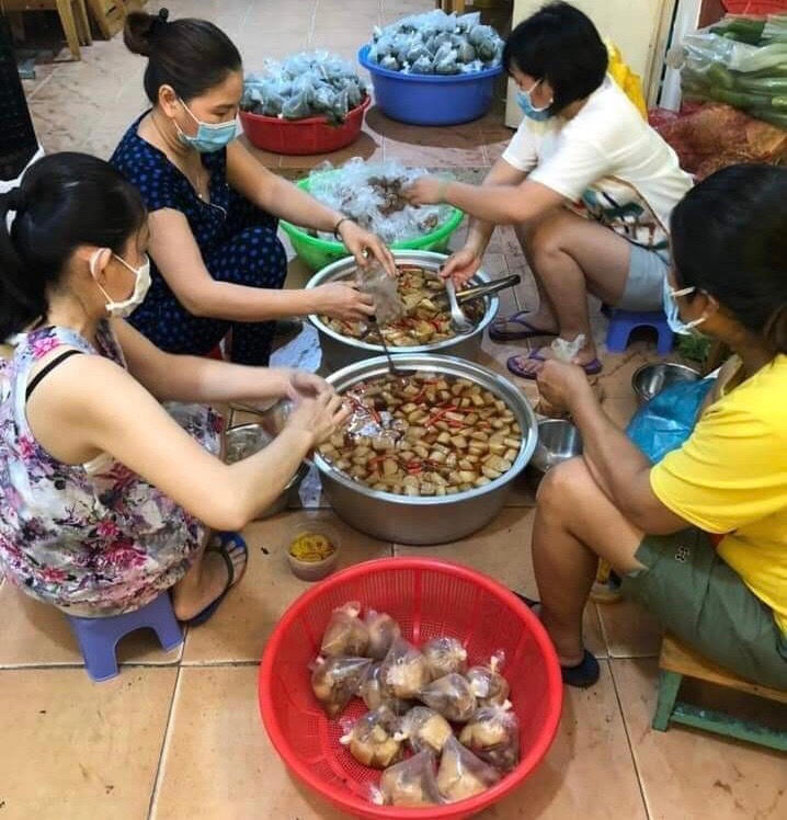 Hai bếp cơm bắt đầu đỏ lửa từ ngày 2/7, đã giúp đỡ được hàng nghìn hoàn cảnh khó khăn khi dịch Covid -19 bùng phát. Ảnh: NVCC.