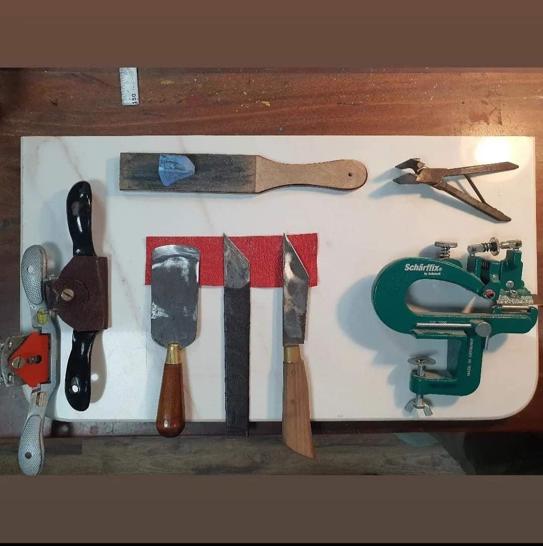 Một số dụng cụ phục vụ cho việc đóng sách.