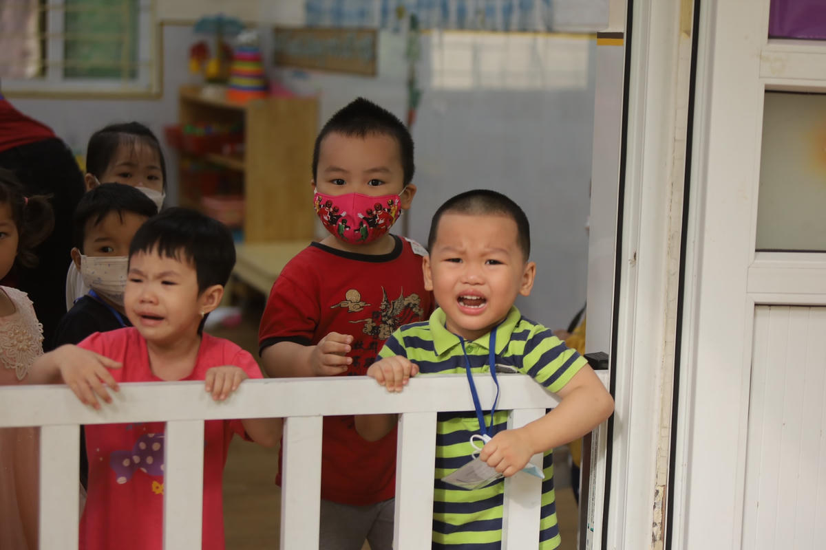 Học sinh Trường Mầm non Yên Hòa (Cầu Giấy) khóc khi bố mẹ ra về.