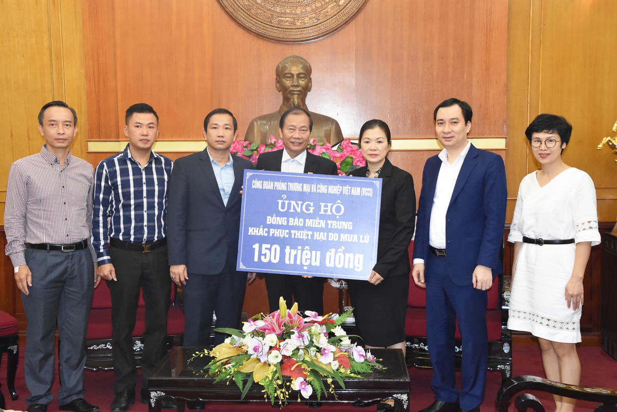Phó Chủ tịch Trương Thị Ngọc Ánh tiếp nhận ủng hộ từ Công đoàn Phòng Thương mại và Công nghiệp Việt Nam.