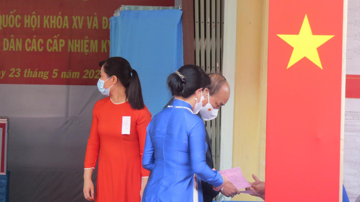 Chủ tịch nước Nguyễn Xuân Phúc và phu nhân nhận phiếu bầu.