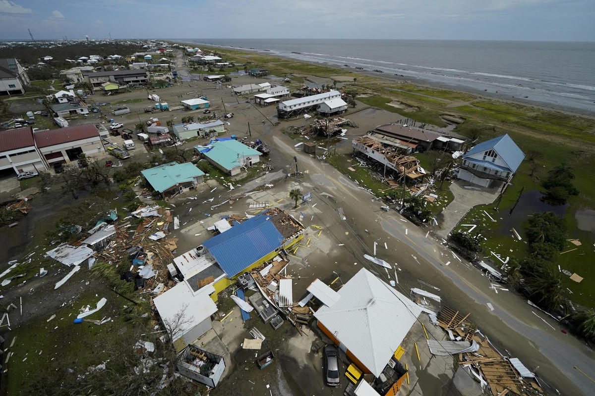 Những ngôi nhà bị tàn phá nặng nề bởi siêu bão Ida ở đảo Grand Isle, bang Louisiana, Mỹ. Ảnh: The Guardian.