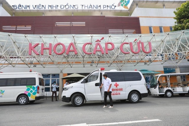 Ông Đoàn Ngọc Hải đưa bệnh nhi mồ côi viêm cơ tim tối cấp về quê
