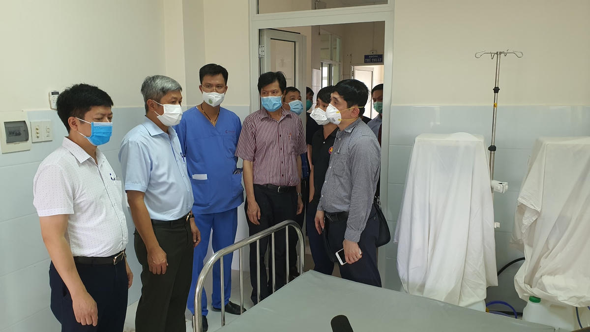 Trưởng Bộ phận thường trực đặc biệt chống dịch Covid-19 của Bộ Y tế làm việc với đoàn bác sĩ BV Bạch Mai tại BVĐK Hòa Vang. Ảnh: Đội truyền thông.