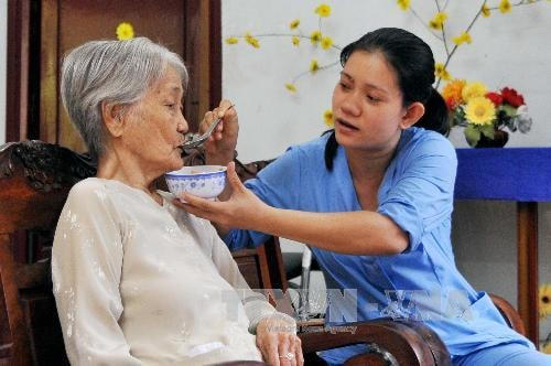 Chữ Hiếu không nằm ở mâm cao cỗ đầy mà ở thái độ của những người con, ở tấm lòng thành kính, ở cách sống và làm việc của họ trong xã hội...Ảnh minh họa.