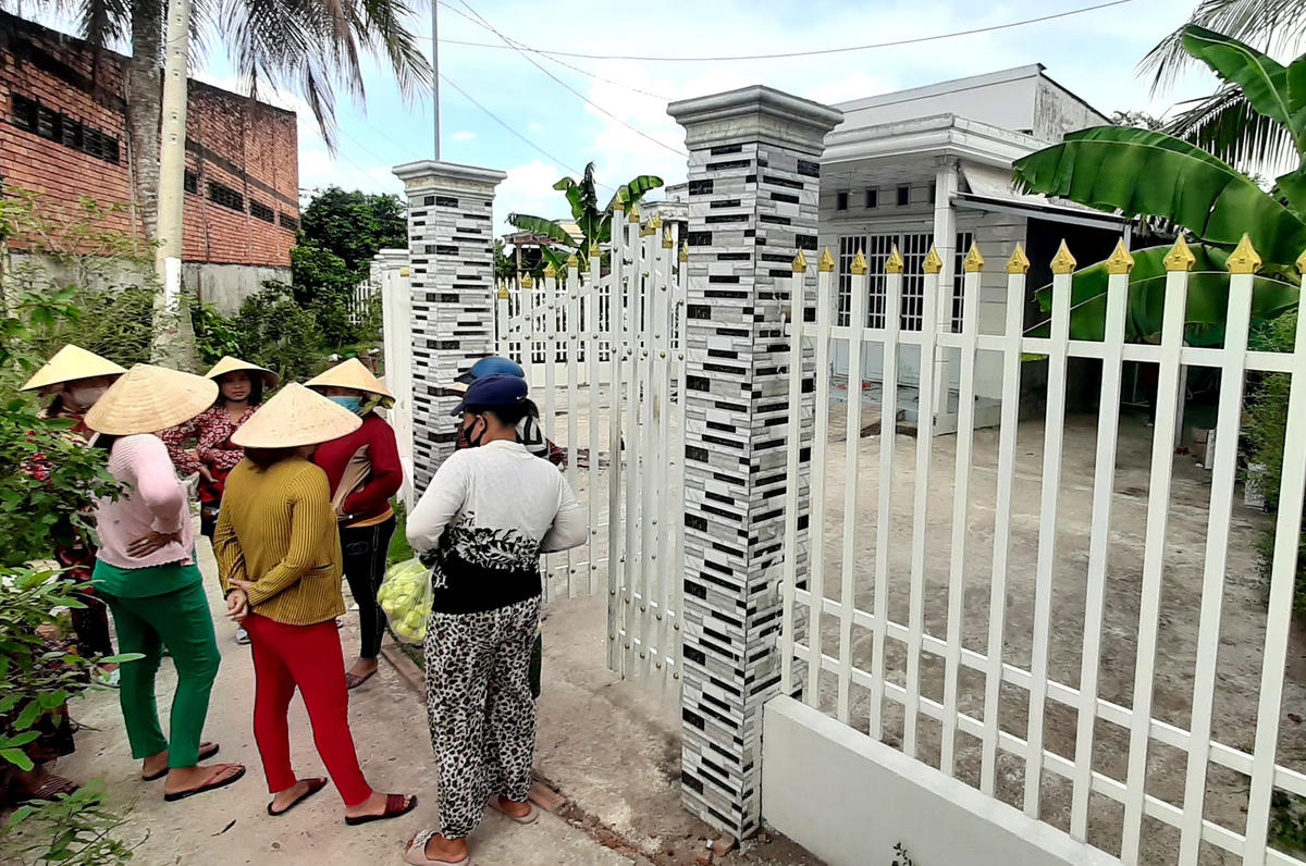 Nhiều hộ dân ở Vĩnh Long hoang mang khi chủ hụi đóng cửa bỏ trốn.