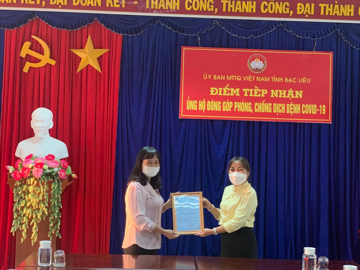 Phó Chủ tịch Ủy ban MTTQ Việt Nam tỉnh Bạc Liêu Phạm Thị Mỹ Linh trao thư cảm ơn cho đại diện Câu lạc bộ Thiện Minh Sài Gòn vì đã hỗ trợ thiết thực cho tỉnh Bạc Liêu trong công tác phòng, chống dịch Covid-19.