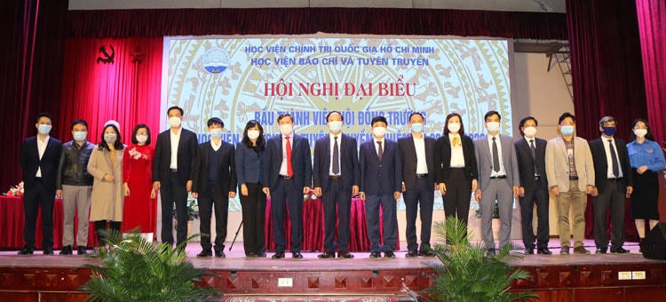 Các thành viên trúng cử Hội đồng trường, nhiệm kỳ 2021-2026 ra mắt Hội nghị.