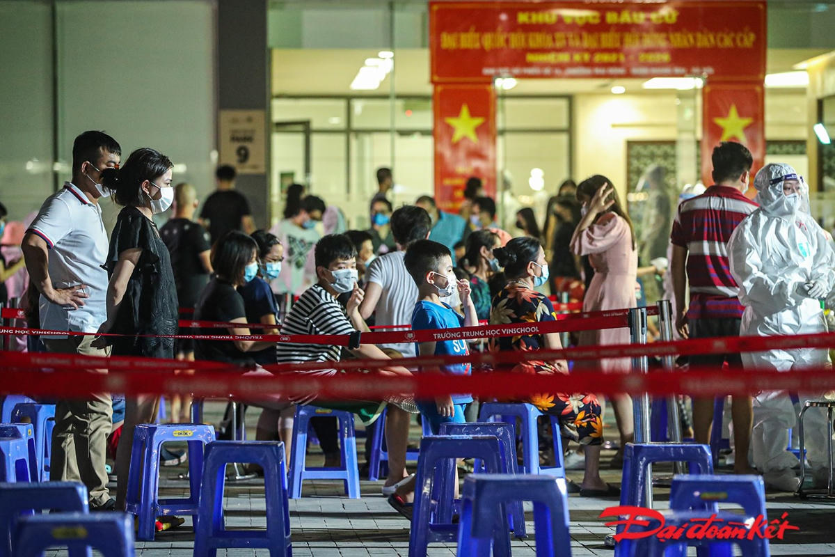 Tất cả người dân nghiêm túc thực hiện đeo khẩu trang, xếp hàng, không chen lấn. Ảnh: Quang Vinh. 