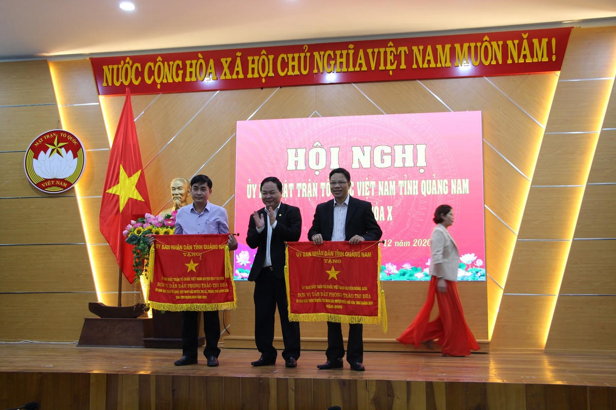 Lãnh đạo UBND tỉnh Quảng Nam tặng cờ thi đua xuất sắc cho các đơn vị.