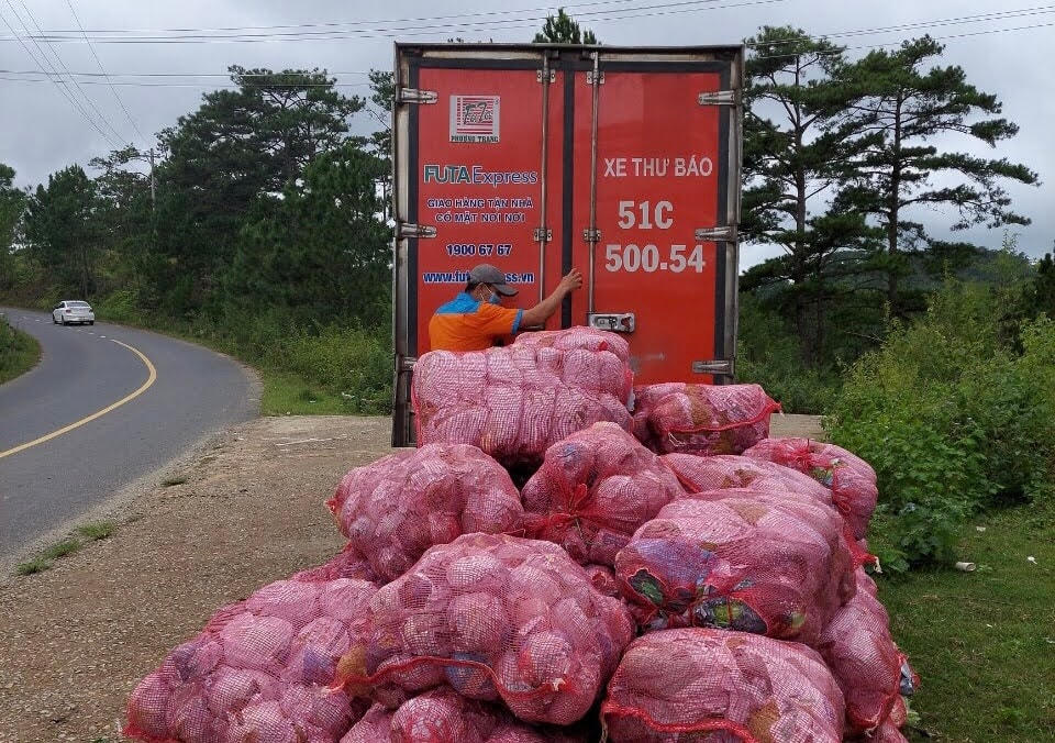 Xe chở rau củ quả sạch theo tiêu chuẩn VietGAP tặng miễn phí cho người dân phía Nam.