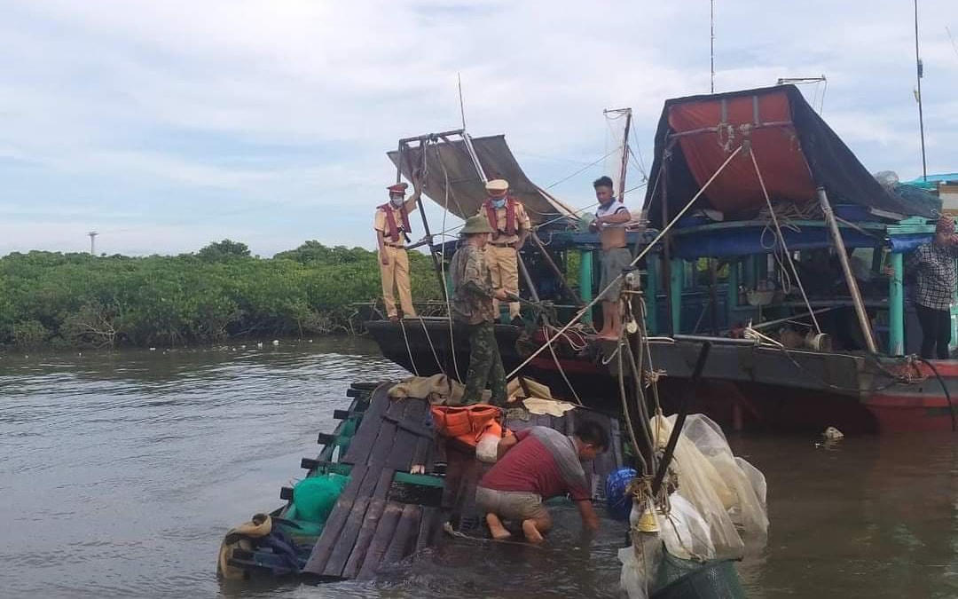 Ông Hoàng đã được các chiến sĩ Cảnh sát đường thủy thuộc Thủy đoàn I kịp thời phát hiện và cứu sống.