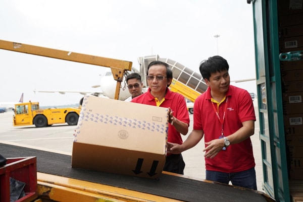 Hàng hóa được đưa cẩn thận lên máy bay.