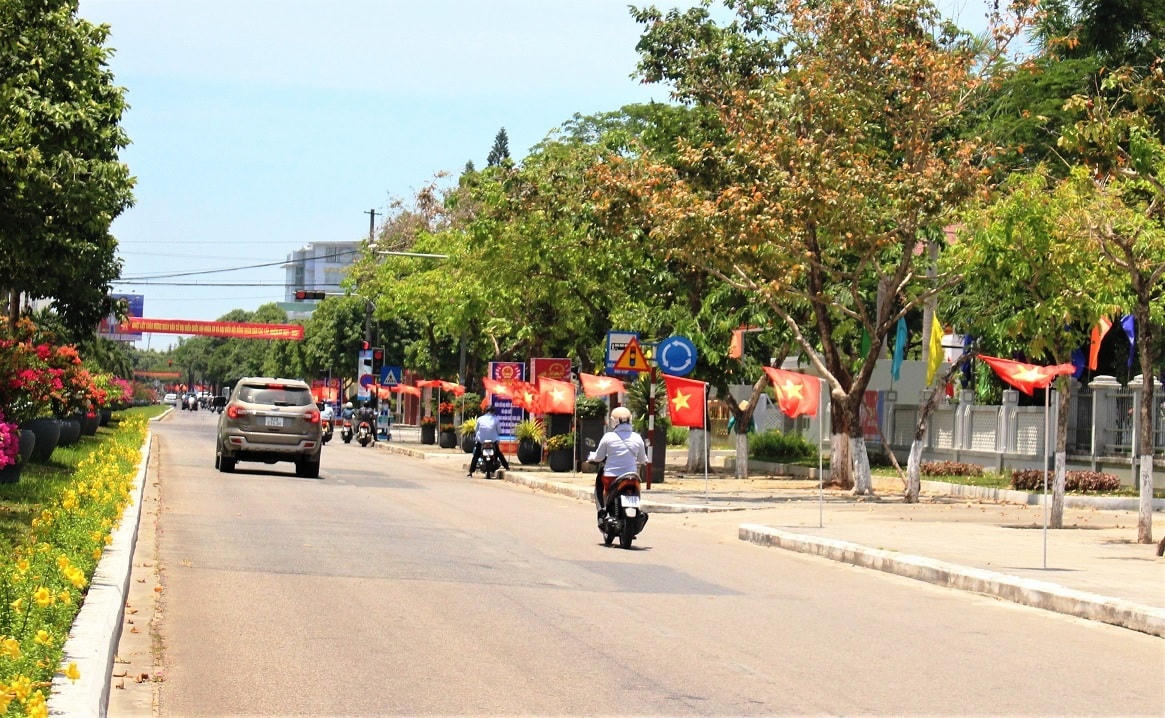Tuyến đường Hùng Vương, TP Tam Kỳ rực rỡ cờ hoa chào mừng bầu cử.
