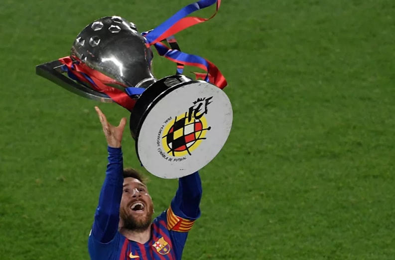 Messi ăn mừng khi FC Barcelona trở thành nhà vô địch La Liga sau khi giành chiến thắng trong trận đấu với Levante UD tại sân vận động Camp Nou ở Barcelona.
