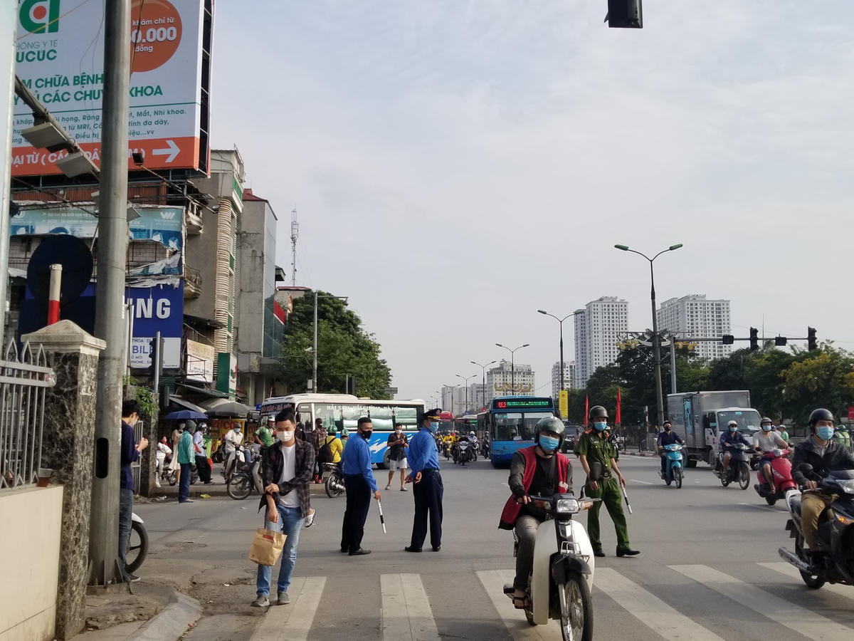 Lực lượng chức năng đang làm nhiệm vụ điều tiết giao thông, đảm bảo trật tự và an toàn cho người dân.