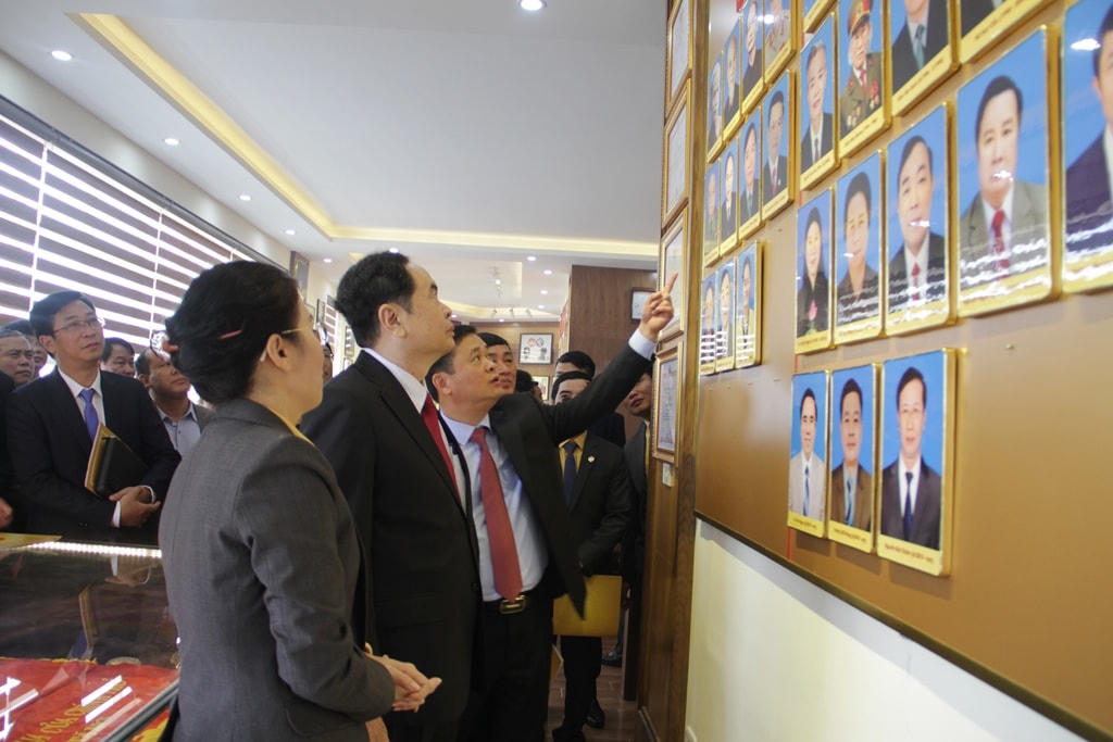 Chủ tịch Trần Thanh Mẫn đến thăm Phòng Truyền thống của Ủy ban MTTQ tỉnh Nghệ An.