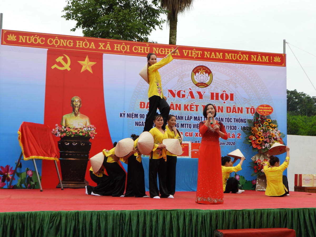 Tiết mục văn nghệ chào mừng Ngày hội Đại đoàn kết toàn dân tộc khu dân cư xóm Đồng Lá 2.