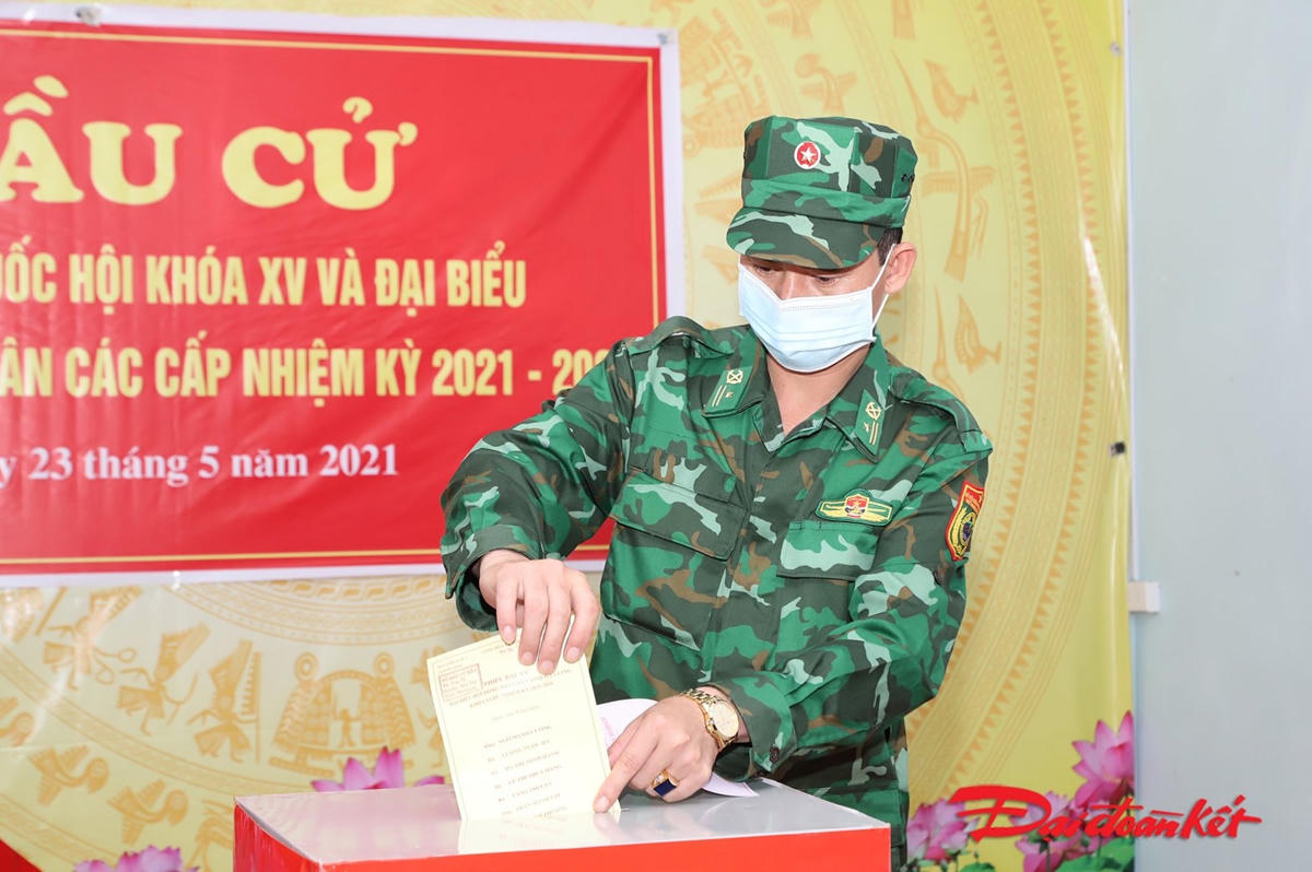 [ẢNH] Người dân Sơn Vĩ đi bầu sớm còn đi chợ phiên