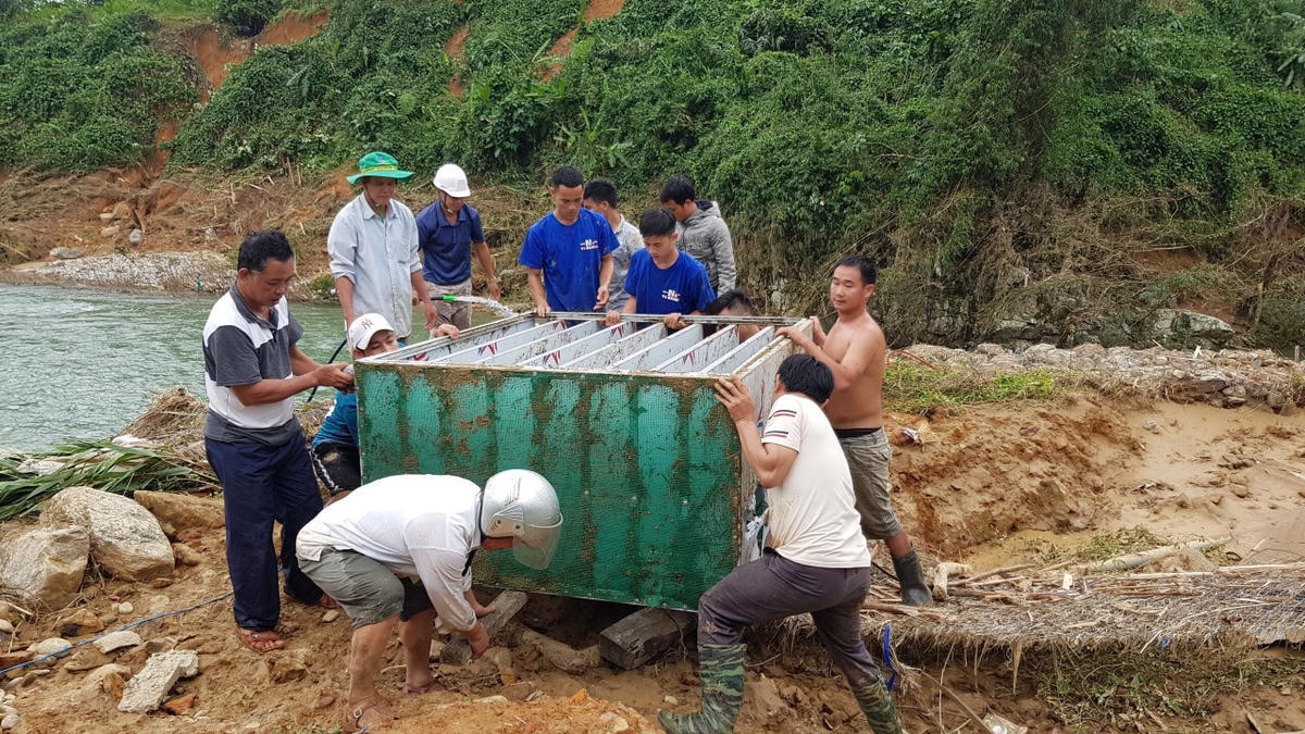 Thầy cô đang tìm tủ sách vở bị nước lũ cuốn trôi.